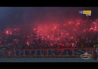 🏆El inicio del segundo tiempo se demoró ante las bengalas encendidas por la afición de Wilstermann.