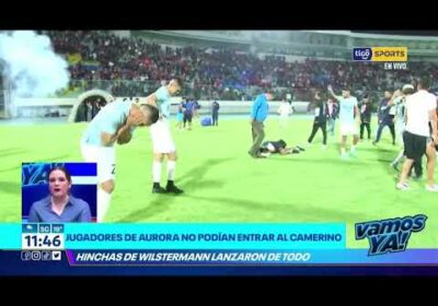 VamosYa❗️Jugadores de Aurora no podían entrar al camerino. Hinchas de Wilstermann lanzaron de todo.