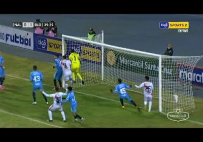 38′ ¡Gran reacción de Braulio Uraezaña! Cabezazo de Tobar, pero Uraezaña retrocedió y se estiró…..