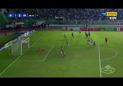 🏆45+4′ ¡El palo salvó a Oriente Petrolero! Lucas Chávez sacó el remate de primera.