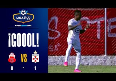 🏆22′ ¡Gol de Real Santa Cruz! Fabricio Moreno encaró por izquierda y anotó el primer gol del ‘Albo’.