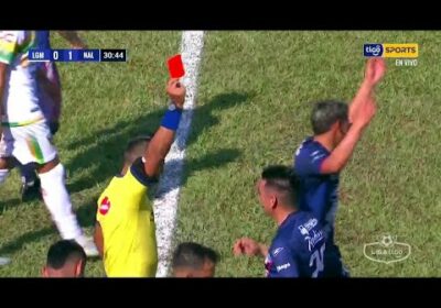 30′ ¡Tarjeta roja para Heber Leaños! El jugador de Nacional Potosí acumuló dos tarjetas amarillas