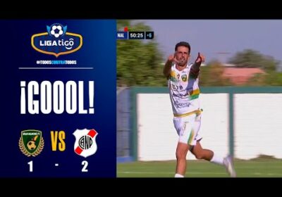 45+5′ ¡Gol de Gran Mamoré! Leandro Zazpe ganó por aire y de un cabezazo descuenta el marcador.