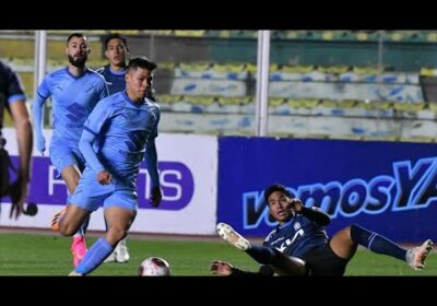 🏆 ¡Final del primer tiempo! Bolívar está venciendo a Blooming con gol de Bruno Sávio.
