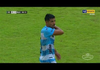 🏆38′ ¡El travesaño salvó a Blooming! Centro de Cuadros para que conecte de cabeza Pinto.