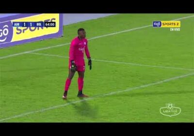 ¡Estuvo cerca el gol de Bolívar! el palo y después Jair Torrico sobre la línea salva a Aurora.