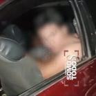 UNA PAREJA FUE SORPRENDIDA TENIENDO RELACIONES SEXUALES DENTRO DE UN AUTO EN LA CALLE