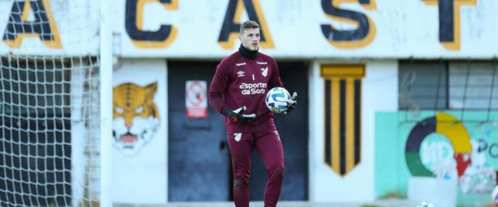 El portero Bento fue ensayado como titular para afrontar el compromiso ante Bolívar, este martes. El portero Bento fue ensayado como titular para afrontar el compromiso ante Bolívar, este martes.