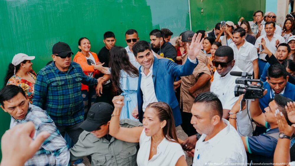 El candidato llega al centro de votación rodeado de prensa y un cordón de agentes de seguridad de paisano.