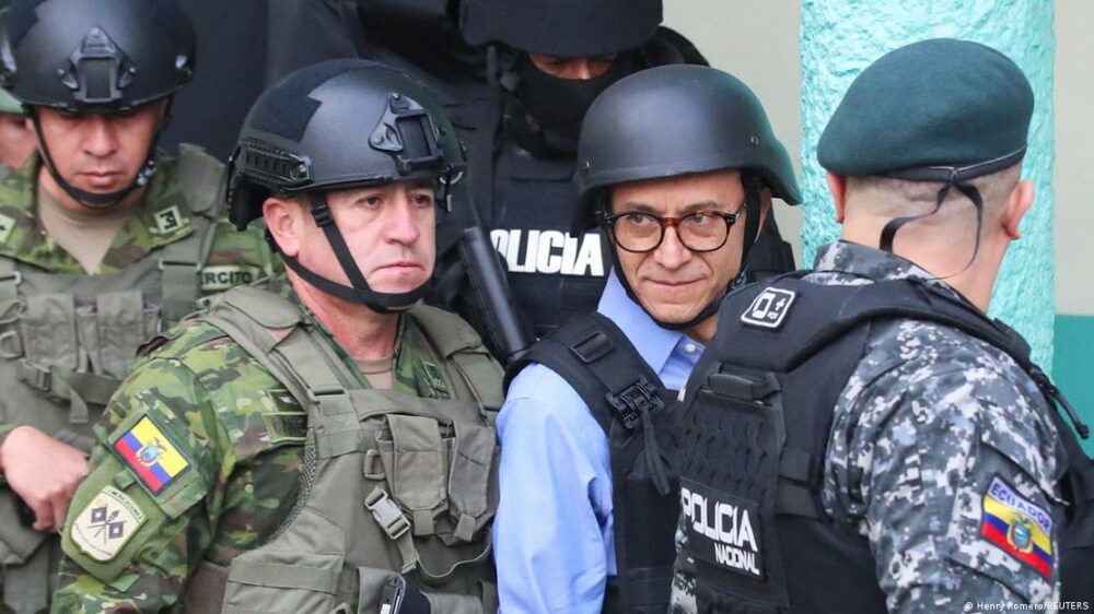 El candidato hizo unas cortas declaraciones en el recinto electoral donde está registrado, rodeado de policías especiales y militares.