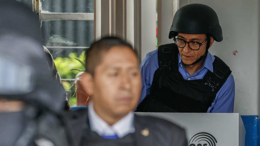 El momento en que Zurita depositó su voto en Quito (MARTIN BERNETTI / AFP)