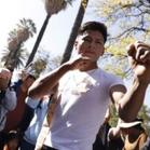 ‘PUÑOS DE PIEDRA’ CAUSA REVUELO EN LA LLAJTA, LE CUELGAN BILLETES Y LE DAN PLAQUETA