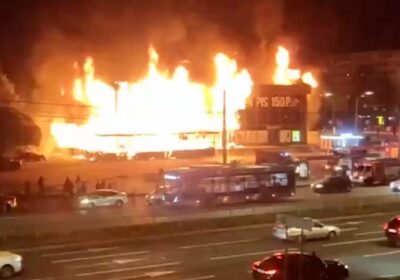 🇷🇺 | RUSIA: Se reporta un voraz incendio en la ciudad de San Petersburgo