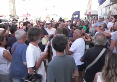 🇮🇹 | ÚLTIMA HORA: Estallan protestas de los habitantes de la isla italiana Lampedusa…