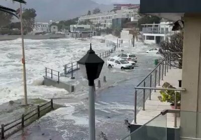 🇿🇦 | URGENTE: Fuertes oleajes en Bikini Beach invaden las calles en Ciudad del…