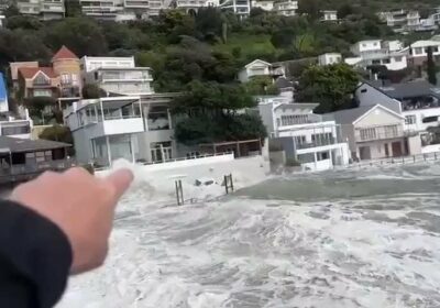 🇿🇦 | ÚLTIMA HORA: Fuertes oleajes en Bikini Beach, Ciudad del Cabo, Sudáfrica