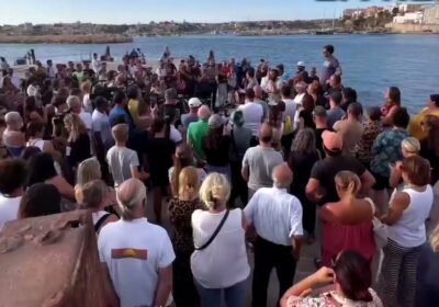 🇮🇹 | URGENTE: Más de 600 manifestantes bloquen el puerto de Lampedusa, Italia, para…