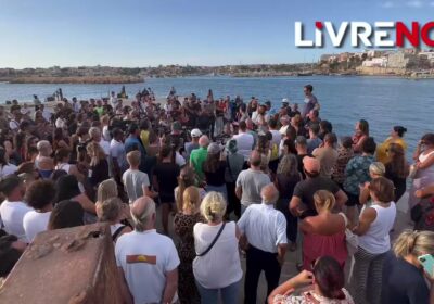 🇮🇹 | URGENTE: Más de 600 manifestantes obstruyen el puerto de Lampedusa en Italia,…