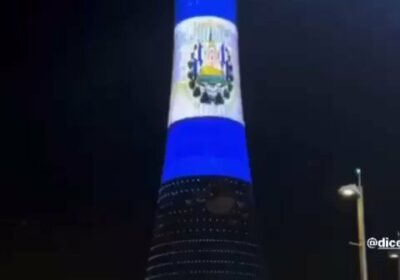 🇸🇻 | La enseña nacional de El Salvador adorna la Torre Aspire, situada en…