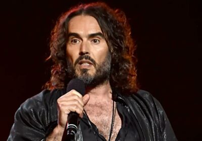 🇺🇲 | LO ÚLTIMO: El actor Russell Brand, acusado de violación, agresiones sexuales y…