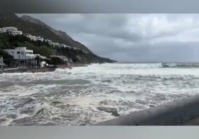 🇿🇦 | Grandes olas levantan vehículos en Ciudad del Cabo, Sudáfrica