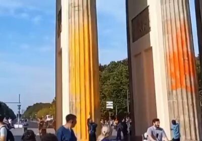 🇩🇪 | LO ÚLTIMO: Activistas climáticos rocian pintura naranja y amarilla sobre las columnas…