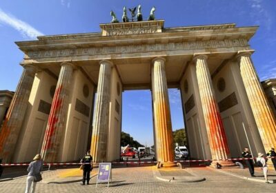 🇩🇪 | FOTOS: Activistas del grupo climático «Última Generación» pintan con aerosol la famosa…