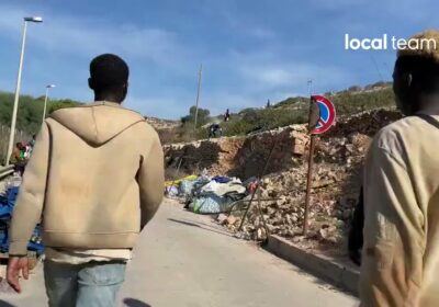 🇮🇹 | El video muestra a grupos de migrantes bloqueando carreteras, formando barricadas y…