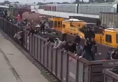 🇲🇽🇺🇲 | LO ÚLTIMO: Video muestra un tren de FerroMex repleto de migrantes que…