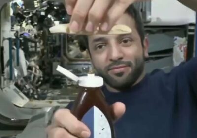 ‍ | Astronauta de los Emiratos Árabes Unidos comiendo pan con miel en el…