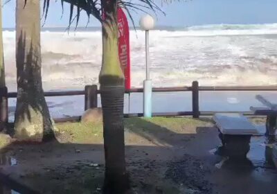 🇿🇦 | LO ÚLTIMO: Una ola gigante irrumpió en un restaurante de playa en…