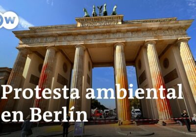 Activistas climáticos pintan la puerta de Brandeburgo para reclamar acción al gobierno Miembros del…