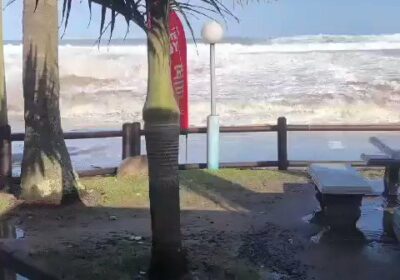 🇿🇦 | Más imágenes de la enorme ola que golpeó la bahía de Gordon…