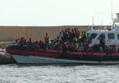 🇮🇹 | ÚLTIMA HORA: 200 inmigrantes más desembarcan en el puerto de la isla…