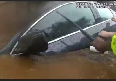 🇺🇸 | IMPACTANTE: Un video de una cámara corporal muestra cómo oficiales de la…