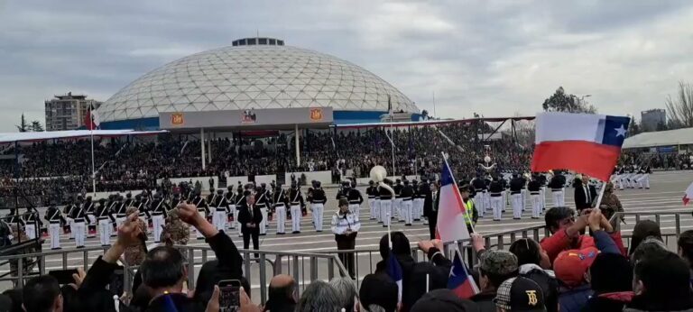 🇨🇱 | CHILE: Asistentes a la parada militar le gritan al presidente Gabriel Boric:…