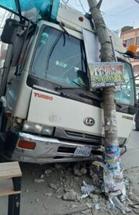 NIÑO OCASIONA ACCIDENTE DE TRÁNSITO TRAS MANIPULAR CAJA DE CAMBIO DE UN CAMIÓN
