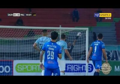 90+2′ ¡Tremendo David Akologo! El arquero de Aurora y una notable atajada para evitar el gol