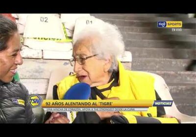 👵🧡 Marina Vargas, con 92 años, Una hincha de corazón que apoya a The Strongest desde la cuna.