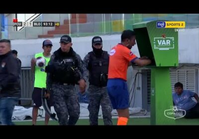 ¡Decisión revertida! El juez del partido revisó en el VAR la acción y cambió de decisión