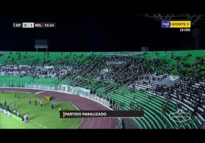 55′ ¡Partido paralizado! Se detuvo el partido en el Tahuichi luego de que cayeran fuegos artificiale