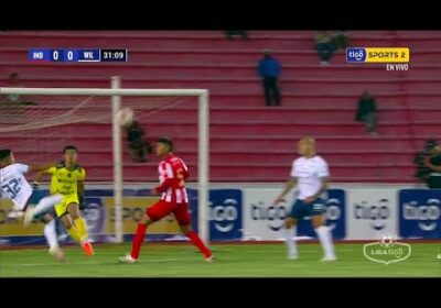 31′ ¡Casi anota el ‘Aviador’! Tremenda pirueta de Jhon Velásquez que no acabó en gol por poco.