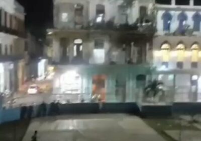 🇨🇺 | EN VIDEO: Momentos en los que se derrumba un edificio multifamiliar en…