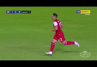 ¡Perdonó Royal Pari! El balón chocó en el palo y el rebote quedó para Marvin Bejarano