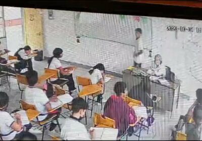 🇲🇽 | Un estudiante atacó por la espalda con una navaja a su maestra…