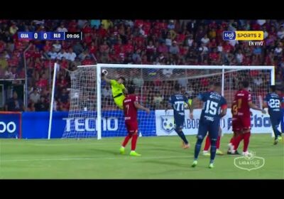 ¡El travesaño salvó a Guabirá! Blooming estuvo cerca de anotar luego de un buen disparo de Rafinha.