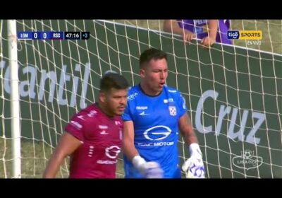 🏆 47′ ¡Buena intervención de Torres! El arquero de Real Santa Cruz se estiró y desvió el disparo.