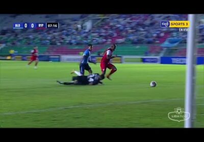 7′ ¡Sobre la línea! César Romero apareció justo a tiempo para evitar el gol de Royal Pari