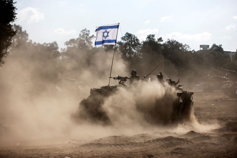 Un vehículo blindado de transporte de tropas (APC) israelí toma posición cerca de la frontera de Israel con la Franja de Gaza, en el sur de Israel, el 13 de octubre de 2023 (REUTERS/Amir Cohen)