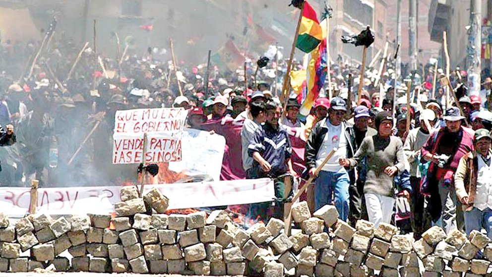 Cientos de manifestantes protestan en La Paz, durante las movilizaciones de octubre de 2003./ LA PRENSA